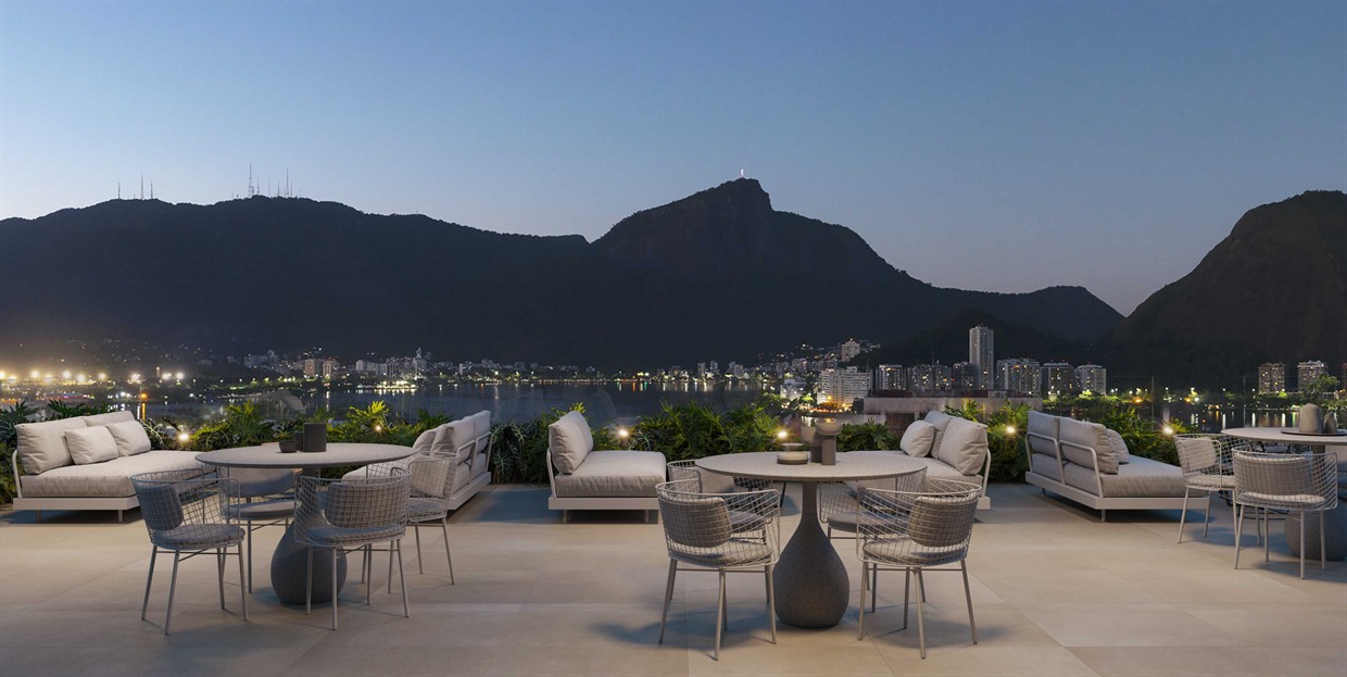 Rooftop noturno com vista para a Lagoa e montanhas no IPA Ipanema